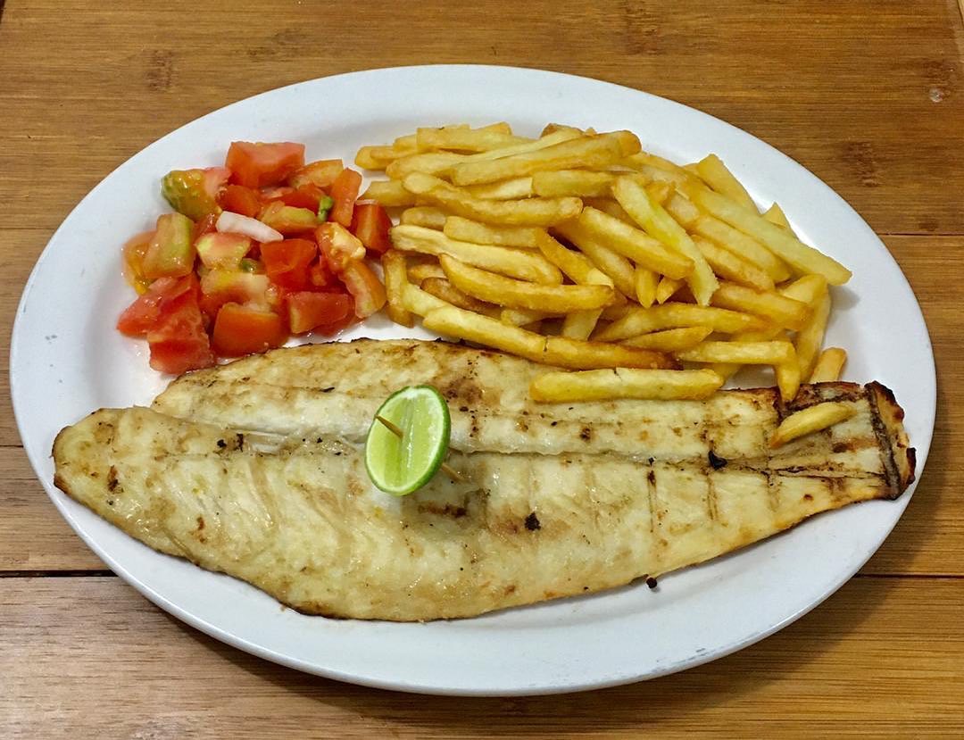 Dos de poisson grillé au pignon de pin piston