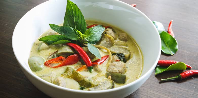 Poulet au Curry Vert Épicé