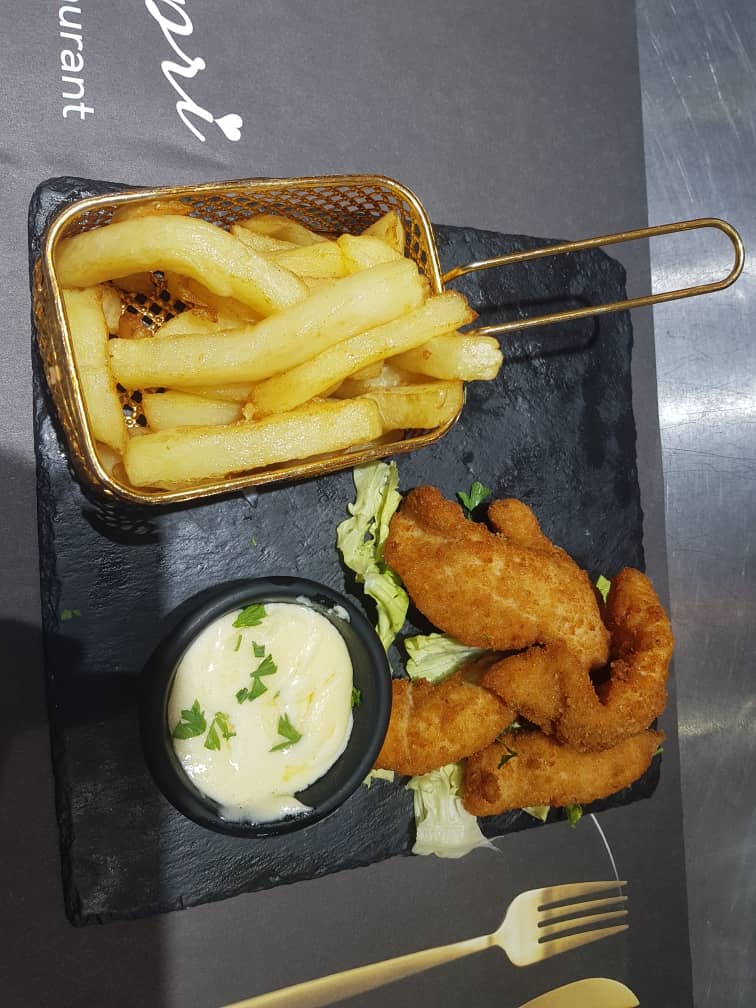 Poulet Frite, Sauce Camembert et Frites Maison 