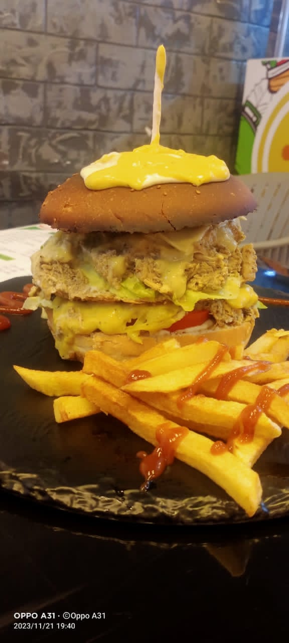 DOUBLE CHICKEN BURGER 