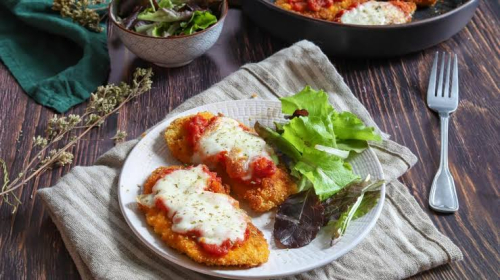 Escalope de poulet à la milanaise sauce fromagère 