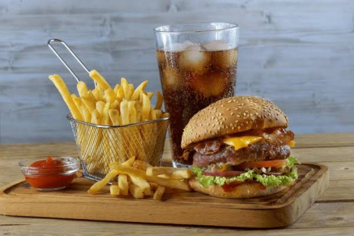 A-Hamburger, barquette de frites, boisson PM & Surprise 