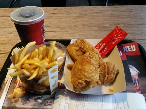 B-Chicken Tenders, barquette de frites, boisson PM & Surprise 