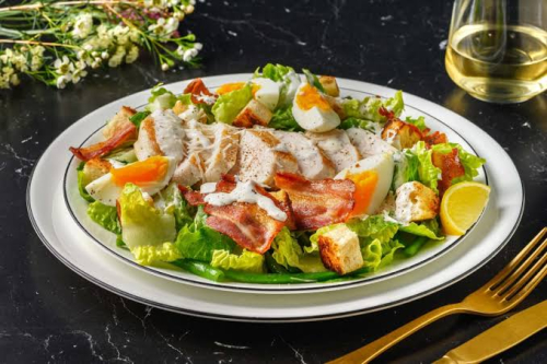 سلطة السيزار (بدجاج) — Salade César (au poulet)