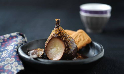 Poire pochée au sirop,Crumble et chocolat chaud