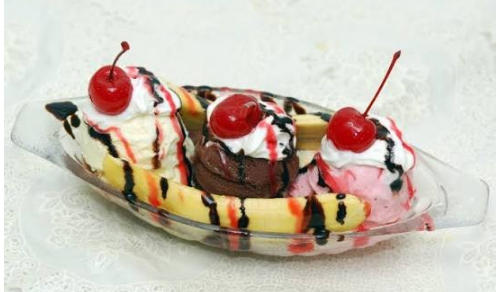 Coupe Banana Split (banane, 3 boules : chocolat, vanille, fruits, nappage chocolat, chantilly)